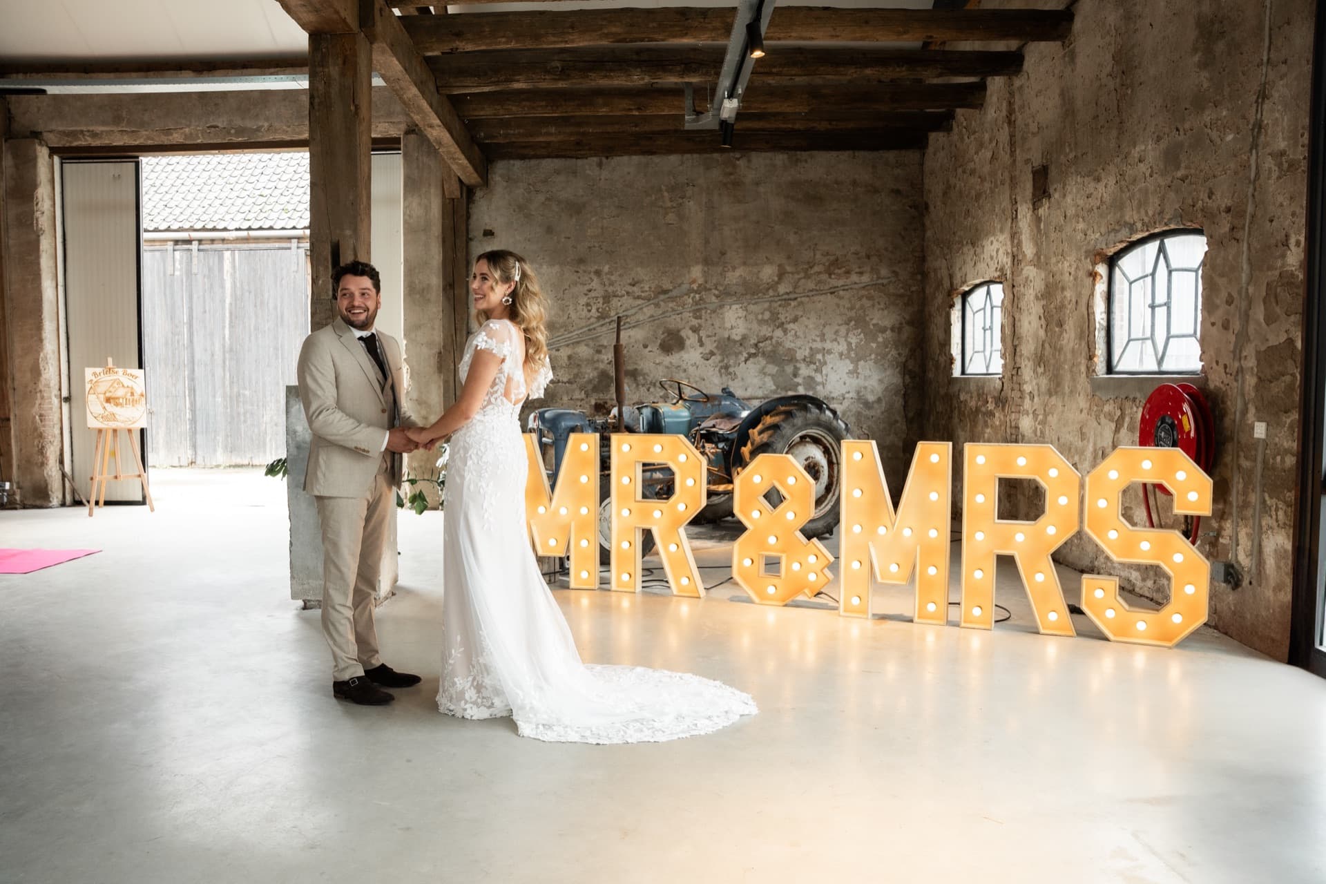 Bruidspaar voor MR&MRS lichtletters